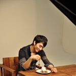 마프의 송승헌, 한예슬과 커피전문점 화보에서 포스<b>발산</b>