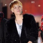 <b>상체</b>만 보면 키 180 이상 일 듯한 남자 아이돌