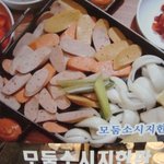 오징어와 삼겹살이 부대찌개에 빠졌다 