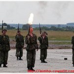 어깨 위에 총... 격발 <b>이상무</b>...