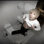 이런 저렴한 남자같으니, 화장실에서 뭐하는 거???