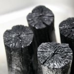 우리몸에 이로운 점이 많은 숯을 잠자리에서도 접할 수 있다?