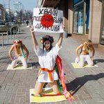 "지구가 아닌 젖가슴을 흔들자" 여성단체 누드로 일본 응원,...