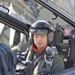 조종사가 된 비, <b>경직</b>된 표정