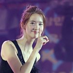 <b>화사</b>함이 마구마구 묻어나오는 윤아 컷