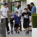 세 아들과 아이크스림 먹는 <b>베컴</b>