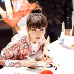 귀욤돋는 아이유 <b>르꼬끄</b>스포르티브 매장 사인회 직찍