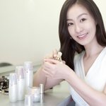 <b>화사</b>한 피부가 돋보이는 이미연 화보