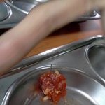 고추장에 <b>철사</b>를 넣어 배식하는 학굡니다. 저희 학교가요. 고발합니다...