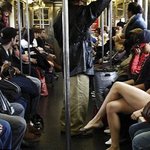 ‘실오라기 <b>한올</b>도 걸치지 않고 지하철을…?’ 나체의 젊은 여성 화제