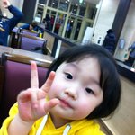 아이스크림 기다리다가 폭발한 제 딸입니다..ㅋㅋ 표정이 너무 <b>압권</b>이라