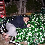 아침부터 기분잡쳐서.. <b>술독</b>에 빠지고싶네;;;