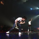 열창하는 김준수, 이러다 <b>핏줄</b> 터지겠어