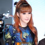 '<b>2ne1</b>' 박봄, 어색한 모습