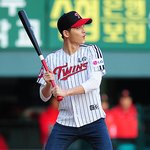 반전 야구<b>포즈</b> 송중기