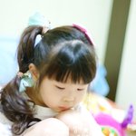 죽고 못사는 <b>자매</b>의 스티커 놀이