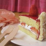 보기만 해도 새콤달콤! 입안 한가득싱그러운 봄맞이 비스퀴 딸기 케이크...