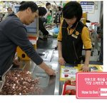 잠시만요 <b>잔돈</b>으로 계산할께요 <b>잔돈</b>있거든요