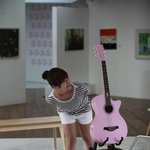 티아라 리더 전보람의 <b>핑크색</b> 기타~ 넘 이쁘네요~~~~~