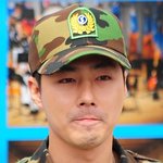<b>전역</b>한 조인성, 얼굴은 풀메이크업?