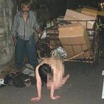 딸 짐승 다루듯 벗긴채 <b>수레</b> 끌게 한 아버지