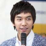 <b>팬</b> 사인회에 <b>온</b> 이승기, 누나들 마음 설레게 하는 미소~