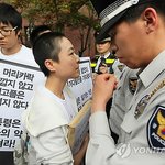 인하대 학생들이 청와대 입구에서 경찰에 <b>봉쇄</b>당하고 있습니다