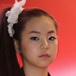 멍 하거나, <b>정색</b> 한 듯한 아이돌 표정