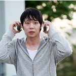 자꾸 자기가 박유천 닮았다고 우깁니다