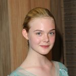 하늘색 꽃무늬 드레스 입은 엘르 <b>패닝</b>