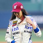 넥센 야구단 마스코트 턱돌이에게 키스하는 이화선