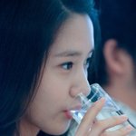 물 마시는 모습 <b>조차</b> 화보같은 연예인들