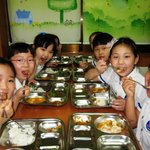 병든소를 <b>불법</b>도축해서 학교급식에 썼대요..