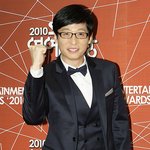 유재석, <b>인파</b>에 손 밟히며 팬 휴대폰 찾아줘 "친절한 재석 씨"