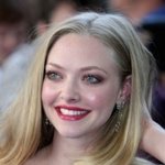 영화 레드 <b>라이</b>딩 후드 보고 완전 반한  "아만다 사이프리드"