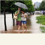 <b>우산</b>쓰고 데이트하는 커플!!!!!!!