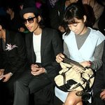 FASHION <b>TIP</b> - 깔끔한 수트 아래 구두대신 스니커즈 신어보기