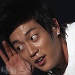 땀 <b>범벅</b>이어도 빛나는 외모의 아이돌들