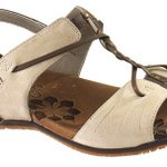 아직 슬리퍼? 계곡 물놀이에는 스포츠 샌들!