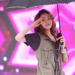 쥬얼리, <b>우산</b>타고 날아갈 기세