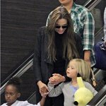 애들과 손 꼭잡은 <b>안젤리나</b> 엄마의 모습이 보여