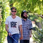 <b>로버트</b> 패틴슨 애완견 베어와 산책중