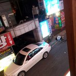 아구 <b>동태</b>찜 간판에 절하고 있는 女