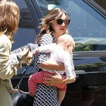 아들과 외출 중인 <b>미란다커</b>~ 기럭지는 여전한듯