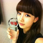 수지, 손목에 <b>수박씨</b> 묻은건가?