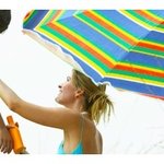 해변가에서 파라솔이 SPF 차단지수15 선크림보다 자외선차단하는데...