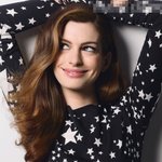 <b>여전</b>한 미모 과시하는 앤 해서웨이