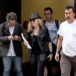 금발의 미녀 <b>마돈나</b>, 올 블랙 의상으로 시크한 외출