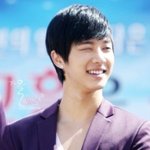 치아가 훤히 드러나는 <b>미소</b>를 가진 비스트 3人