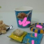 추가사진有 길에서 음식 주워먹는 여자